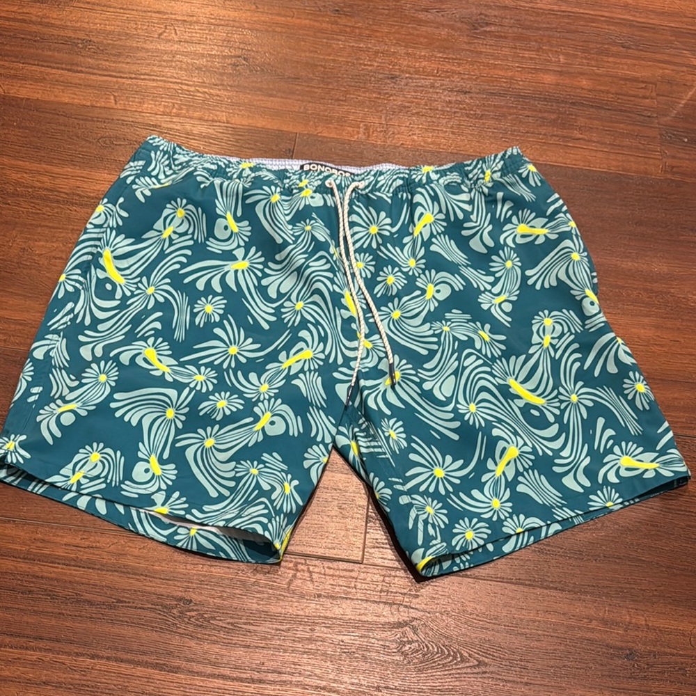 Bonobos NWOT green & Yellow Swim Trunks Tropical Print with Pockets.